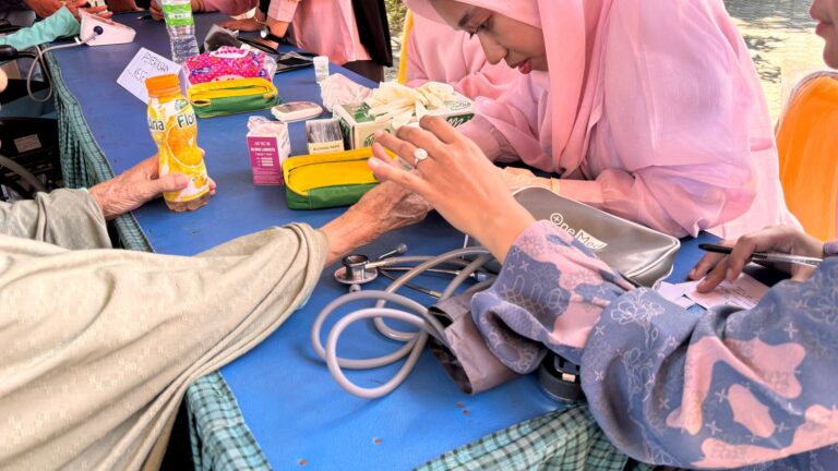 Mengabdi dengan Hati: Mahasiswa FK UMRAH Gelar Edukasi Serangan Jantung dan Stroke untuk Lansia di Panti Jompo
