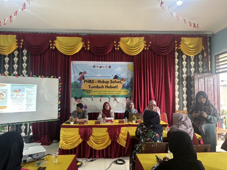 Perkuat Fondasi Kesehatan Keluarga: Mahasiswa FK UMRAH Edukasi PHBS untuk Orang Tua Siswa di SDN 001 Teluk Bintan